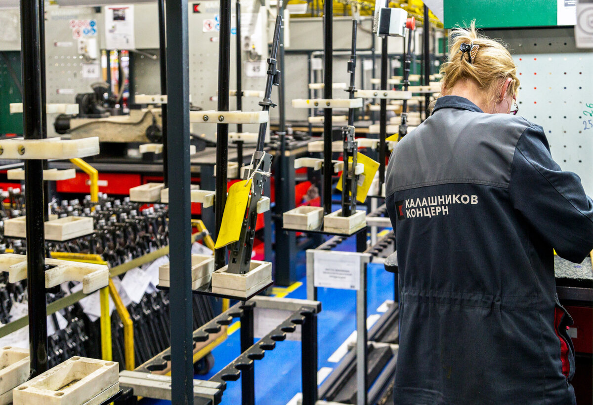 Производство автоматического оружия в цехах концерна Калашников