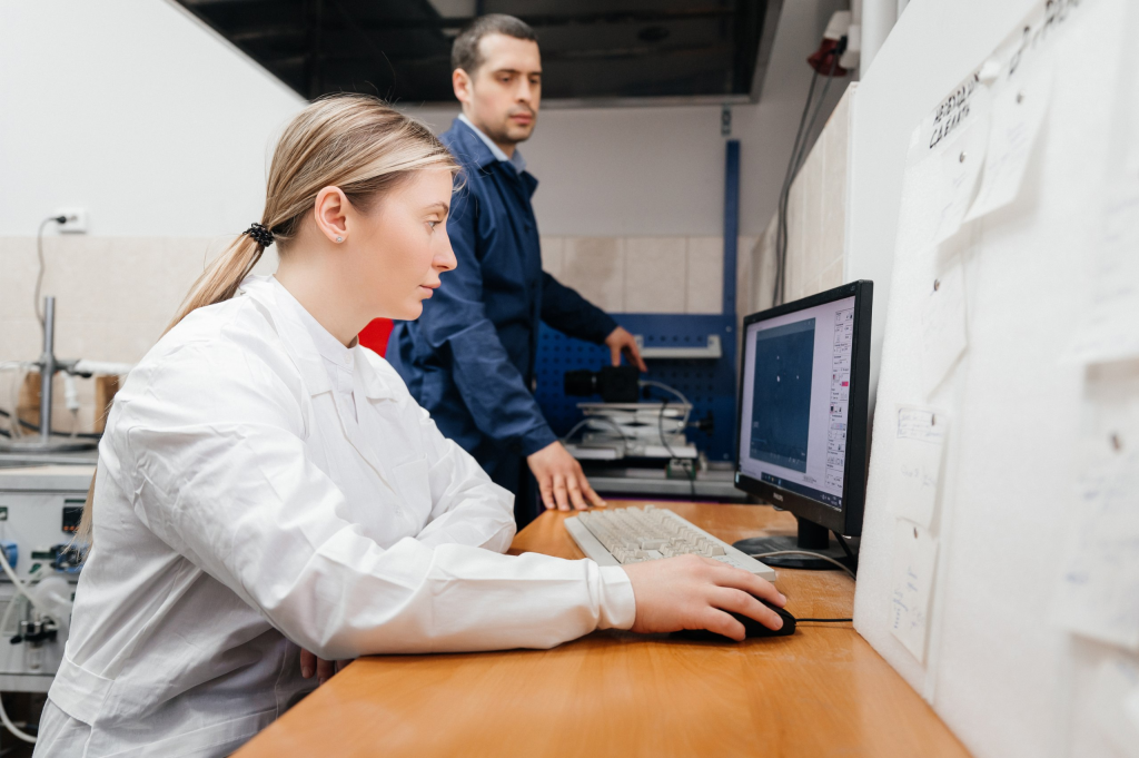 На фото: научная группа в процессе работы.