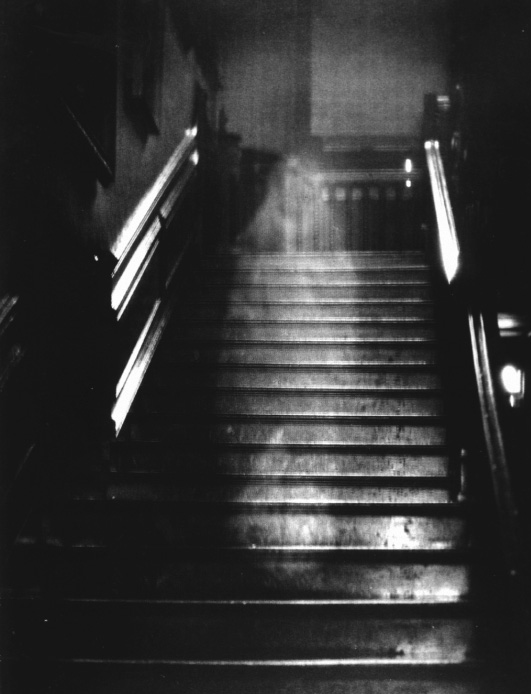 Призрак леди из Рейнем-холла. Фотография сделана Х.К. Провандом и впервые опубликована в 1936 году.