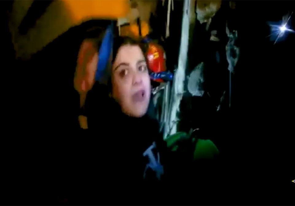     Чтобы достать девушку, спасатели проделали лаз. Фото: кадр видео mchs.gov.by