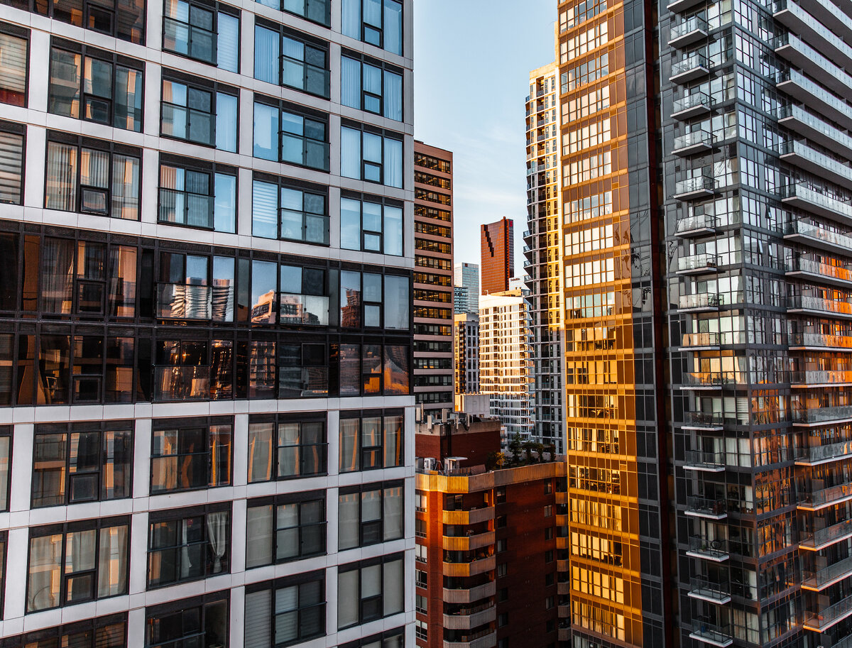 <a href="https://ru.freepik.com/free-photo/modern-tall-glass-buildings-in-downtown_17416935.htm#query=%D0%BA%D0%B2%D0%B0%D1%80%D1%82%D0%B8%D1%80%D0%B0&position=22&from_view=search&track=sph">Изображение от wirestock</a> на Freepik