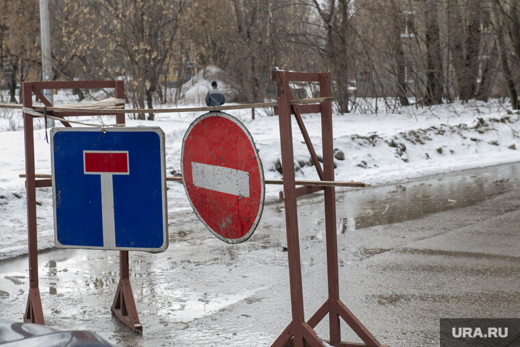    Вода на перекресток попадает из местного пруда