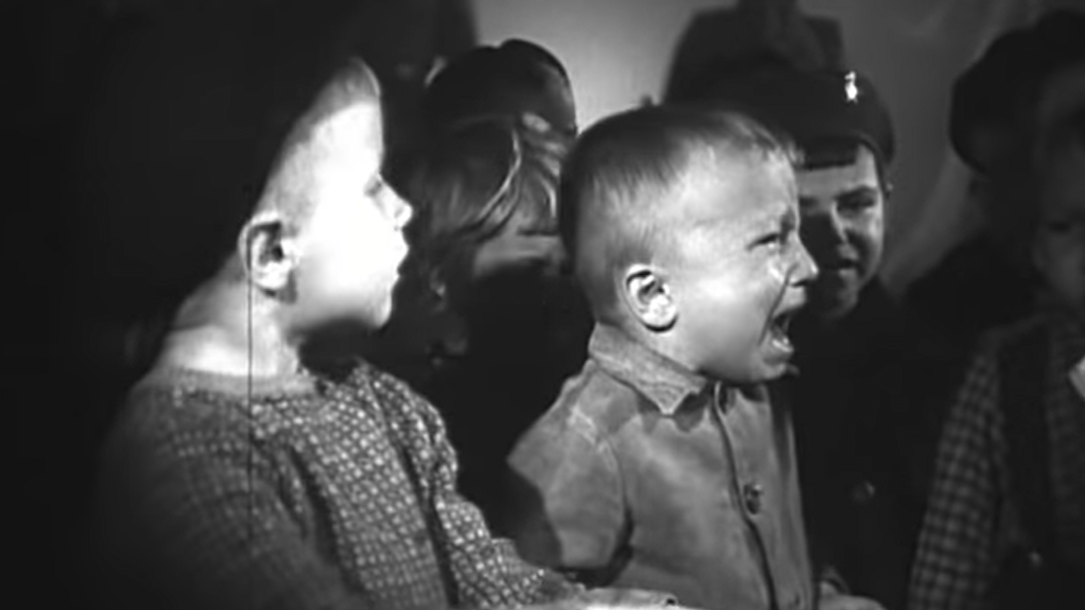 Кадр из фильма "У них есть Родина". Разве можно не сочувствовать этому крохе? 