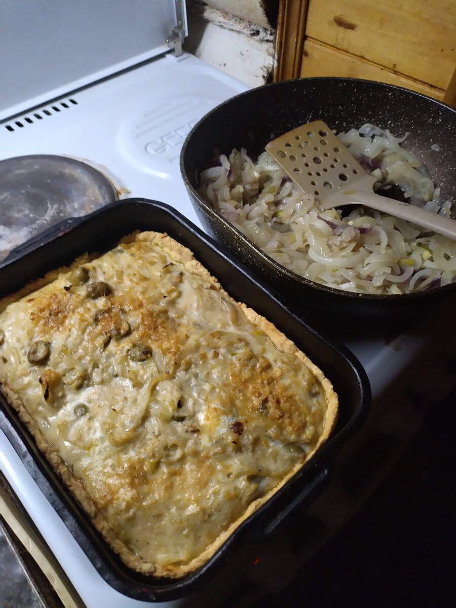 Оливки в начинке пирога видны хорошо, и заготовка для супа , что рядом в сковороде, торжества видна