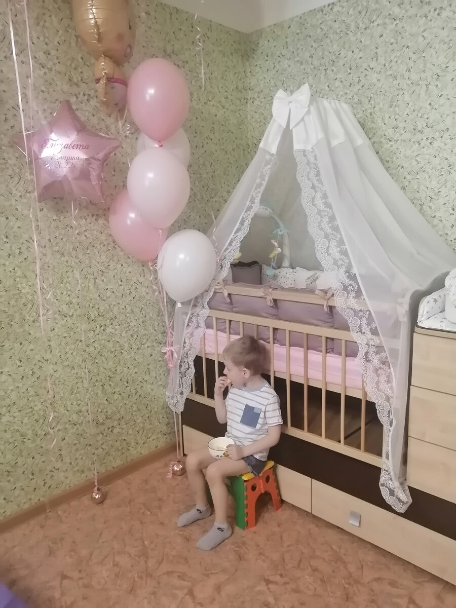 Типичная картина тех дней - Лиза спит, Андрей бдит. 