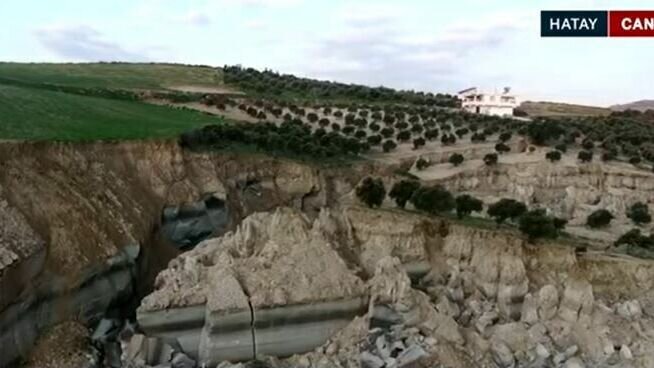     После землетрясения в турецкой провинции Хатай образовался огромный разлом шириной в более 200 метров и глубиной более 30 метров.