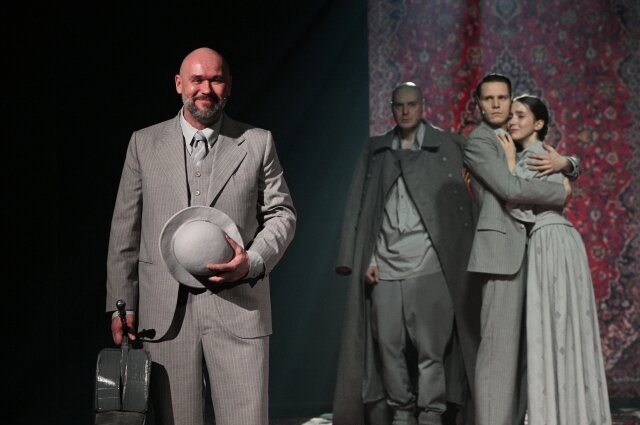    Сцена из спектакля «Бег» режиссера Александра Лазарева в Московском государственном театре «Ленком Марка Захарова». Фото:  РИА Новости/ Владимир Федоренко