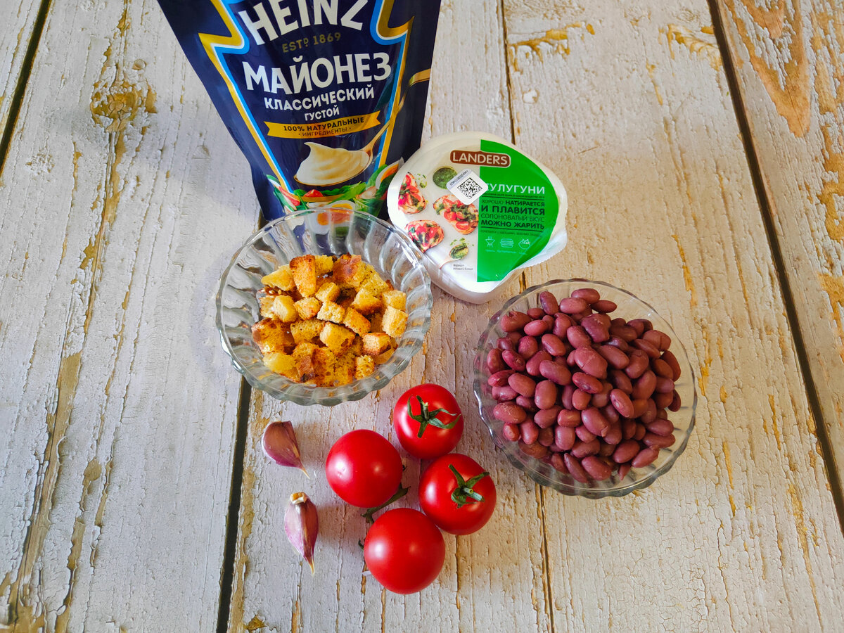 Сыр берите любой, какой у вас есть. Сухари у меня самодельные, из простого батона: порезала батон, сбрызнула маслом, посыпала солью и подсушила на сковороде, помешивая. 