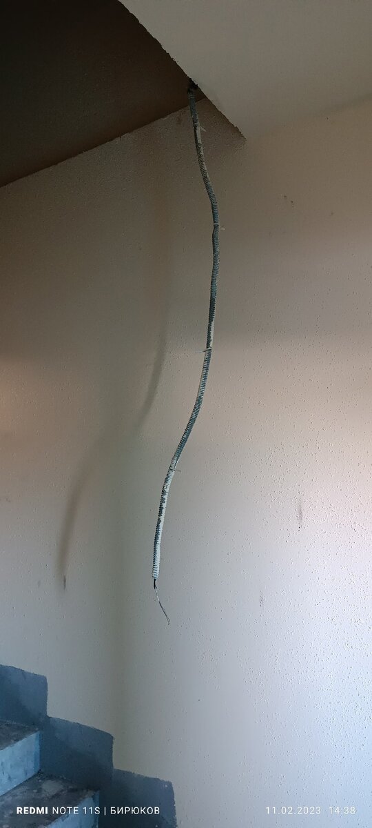 Висят провода. Проверять не стал - обесточены они или нет?