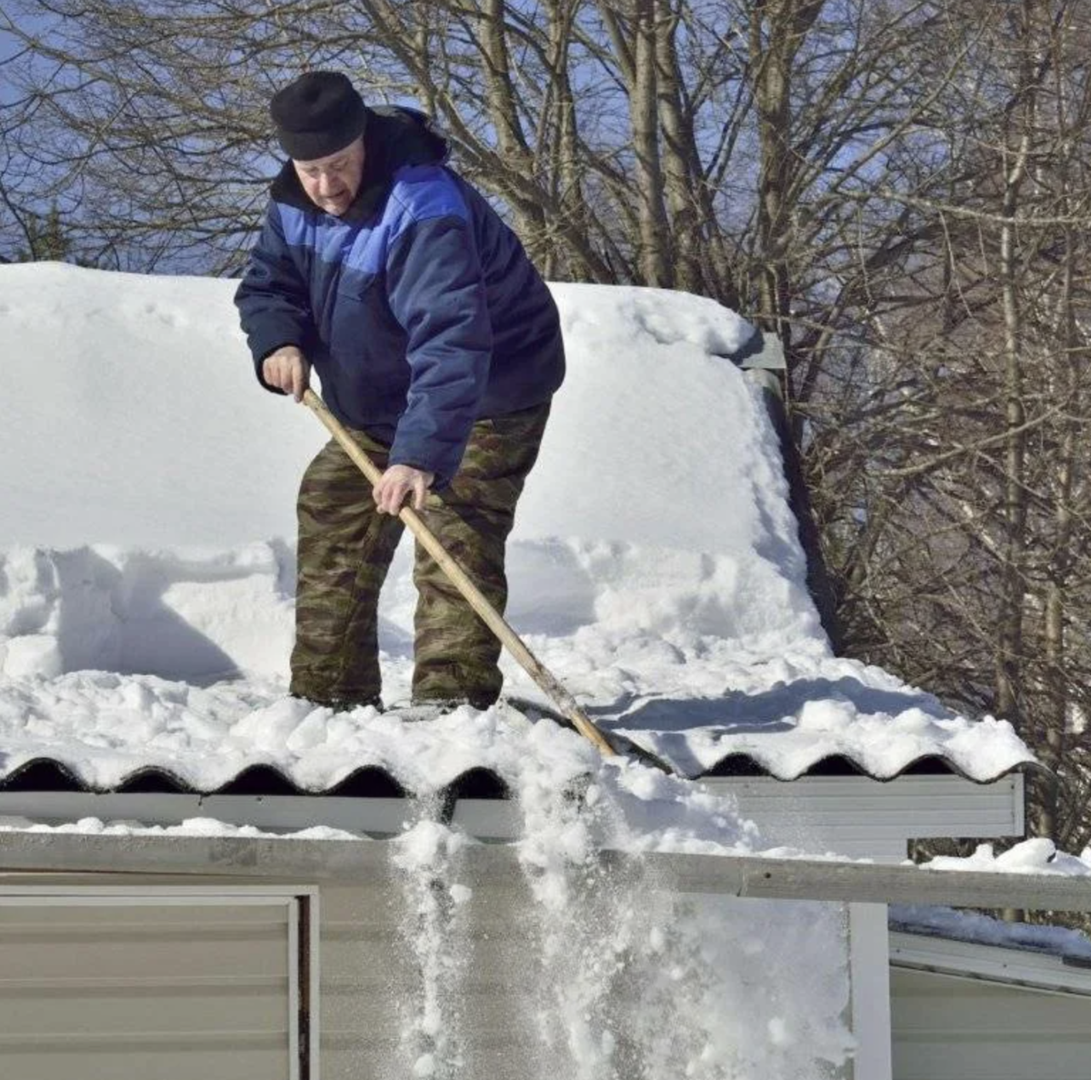 Уборка снега крыш домов. Уборка снега с крыш. Очистка крыш от снега. Уборка снега с кровли. Приспособление для уборки снега с крыши.