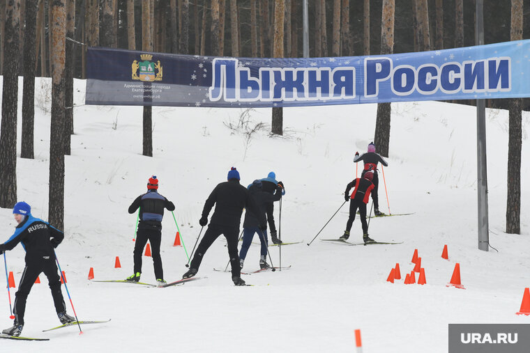    Все участники получили шапки с логотипом и нагрудные номера