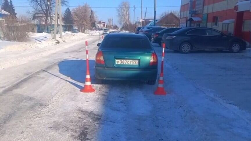     В Ялуторовске водитель автомобиля «Хендэ» совершил наезд на маленького ребёнка. По данным пресс-службы ГИБДД, 4-летняя девочка выбежала на дорогу на улице Тюменской, её не было видно из-за припаркованных машин.