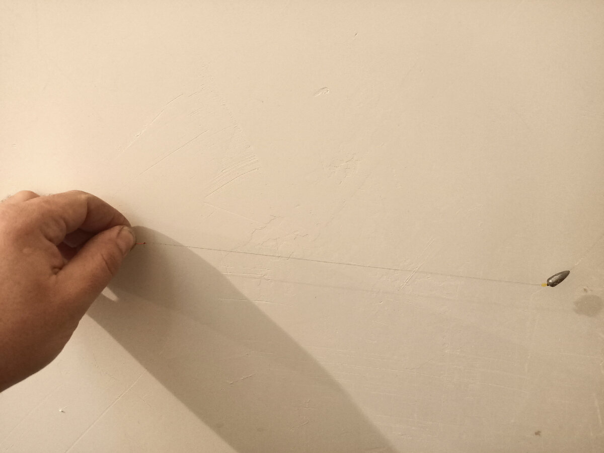 Крючок находится ниже груза, после крючка устанавливается стопорок для регулировки длинны поводка, груз скользящий.