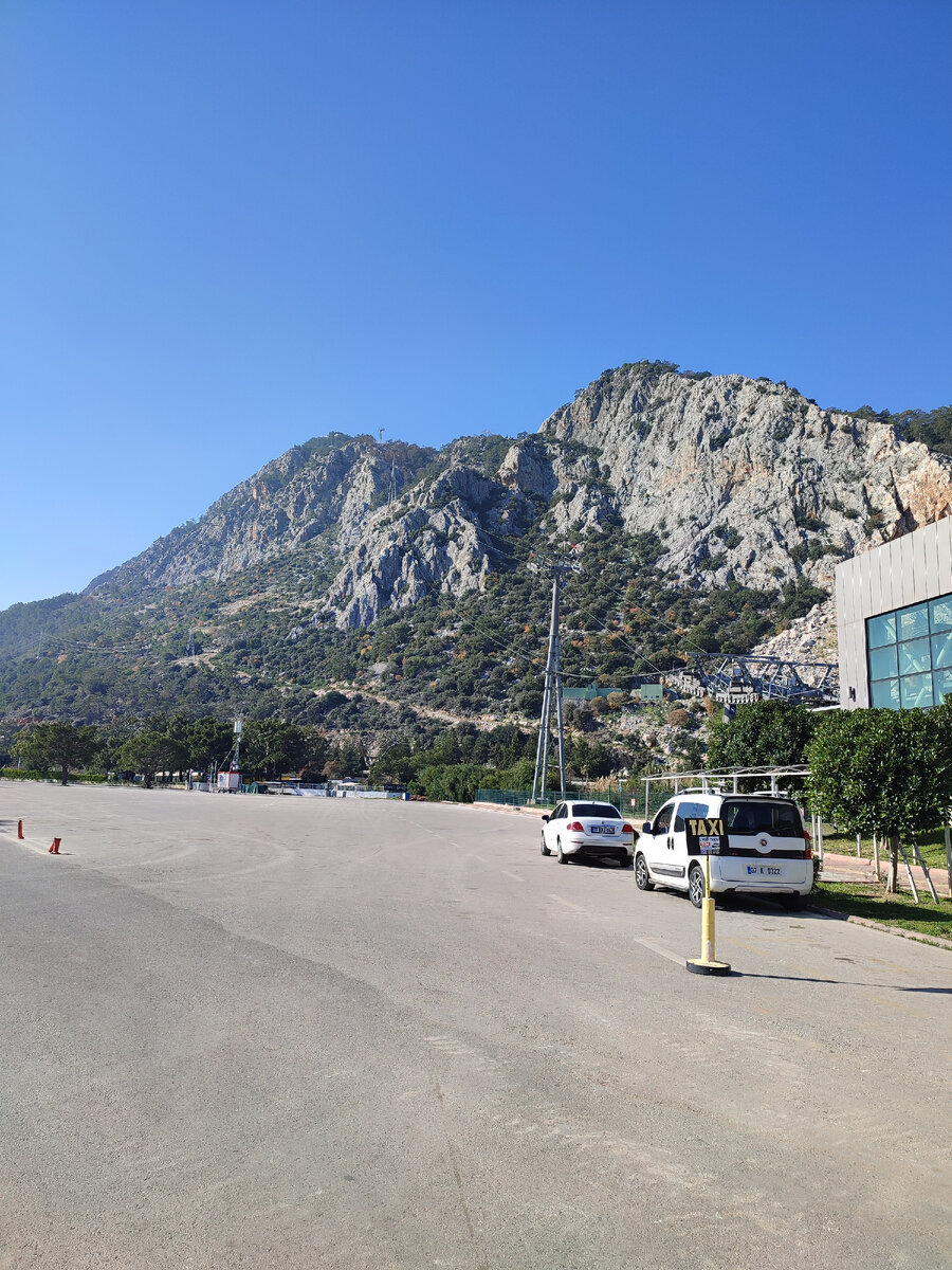 Вид на гору и кусочек здания канатной дороги 