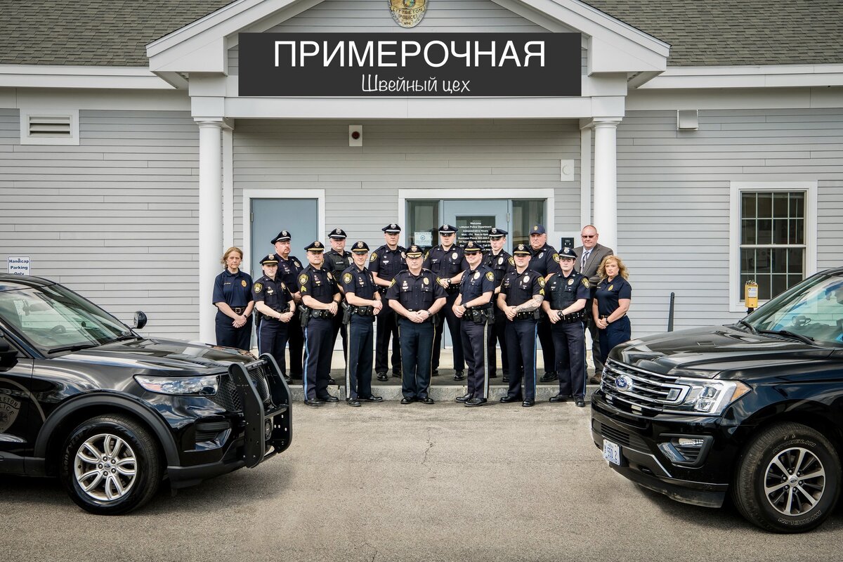 Швеи у входа в примерочную в одной вымышленной стране