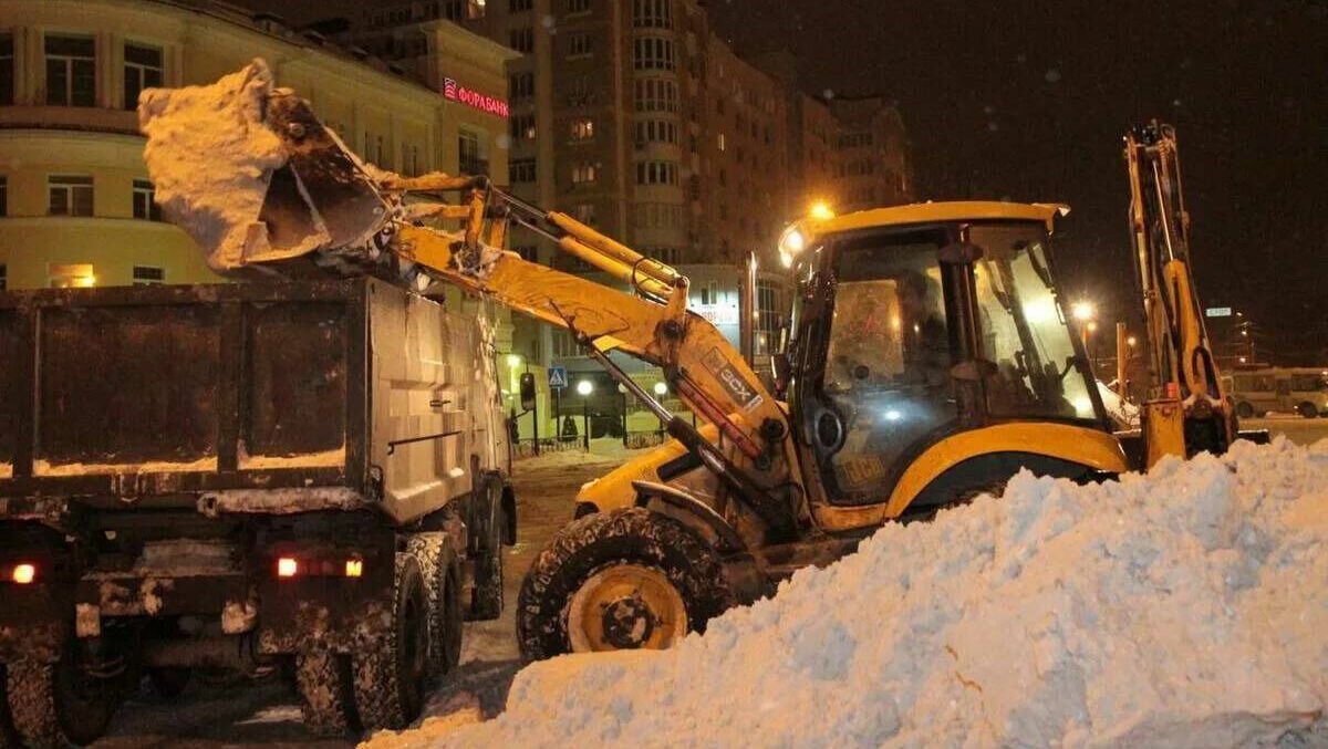     В Ижевске ночью 17 февраля с участков шести улиц вывезли убранный с дорог снег. Об этом сообщила пресс-служба администрации города.