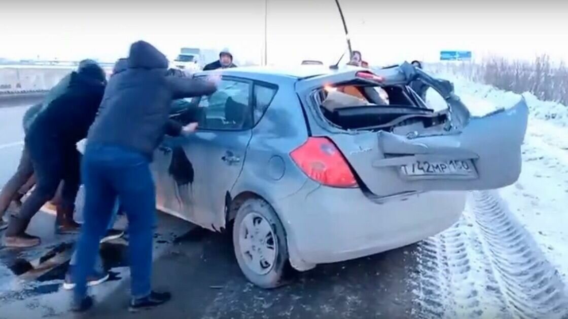     В областной столице на Объездной дороге днём перевернулась КИА с номерами Московской области. На выручку водителю и пассажиру пришли проезжающие мимо тюменцы.