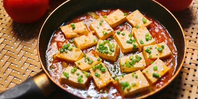 Сыр тофу имеет приятный, слегка выраженный вкус. Благодаря этому его можно сочетать с самыми разными компонентами, добавляя даже в суп.-2