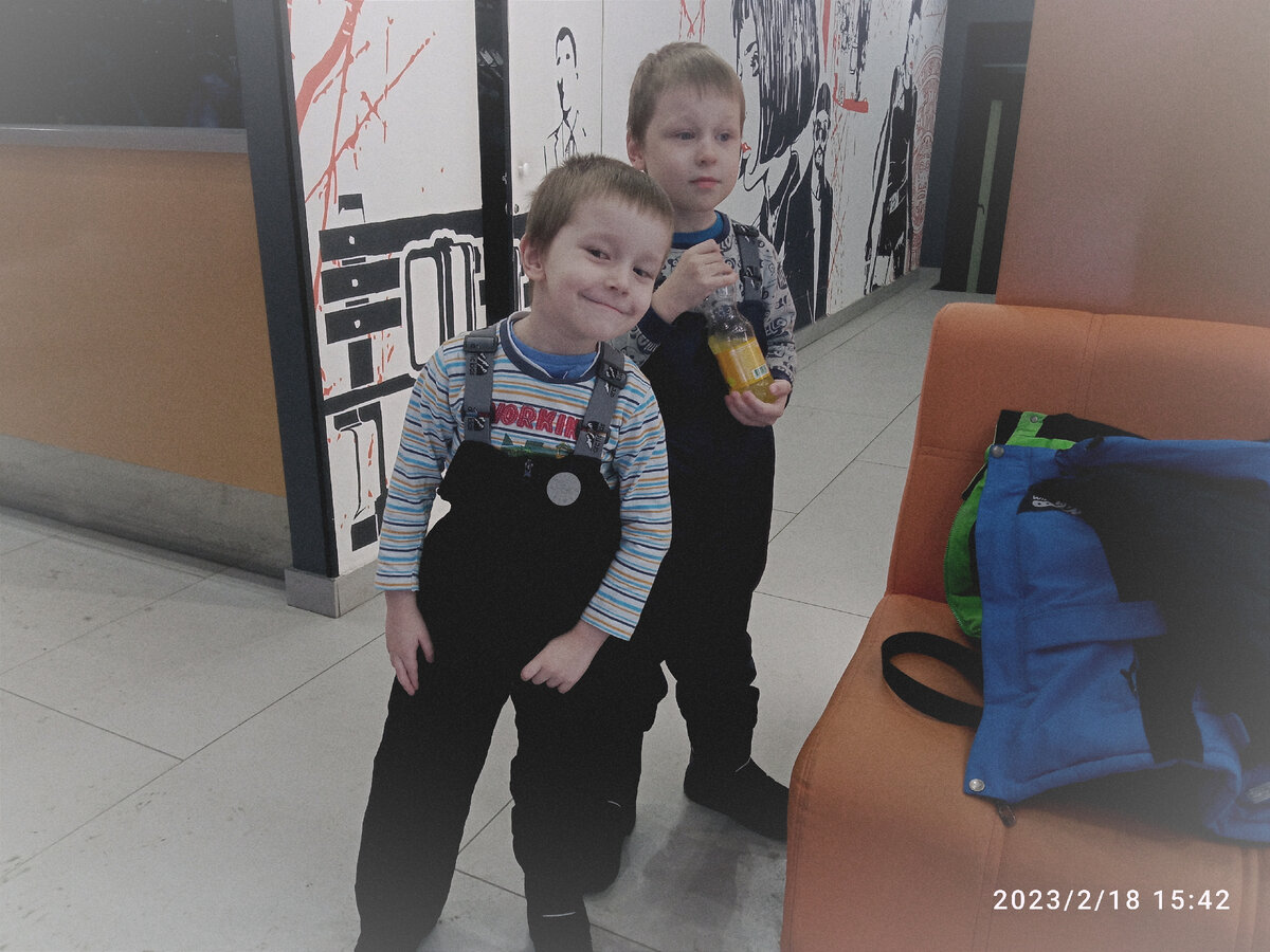 Паша и Вадим после показа. Видите, Паша держит лимонад? Так что, ребята, не получится сказать, будто я это всё придумала. Лимонад реально был!