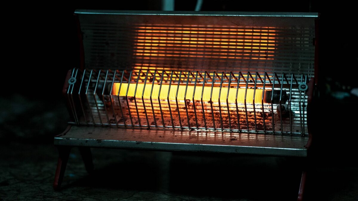     Следователи предполагают, что в гаражном боксе загорелся отопительный прибор. Об этом написали в пресс-службе СК РФ по РК.