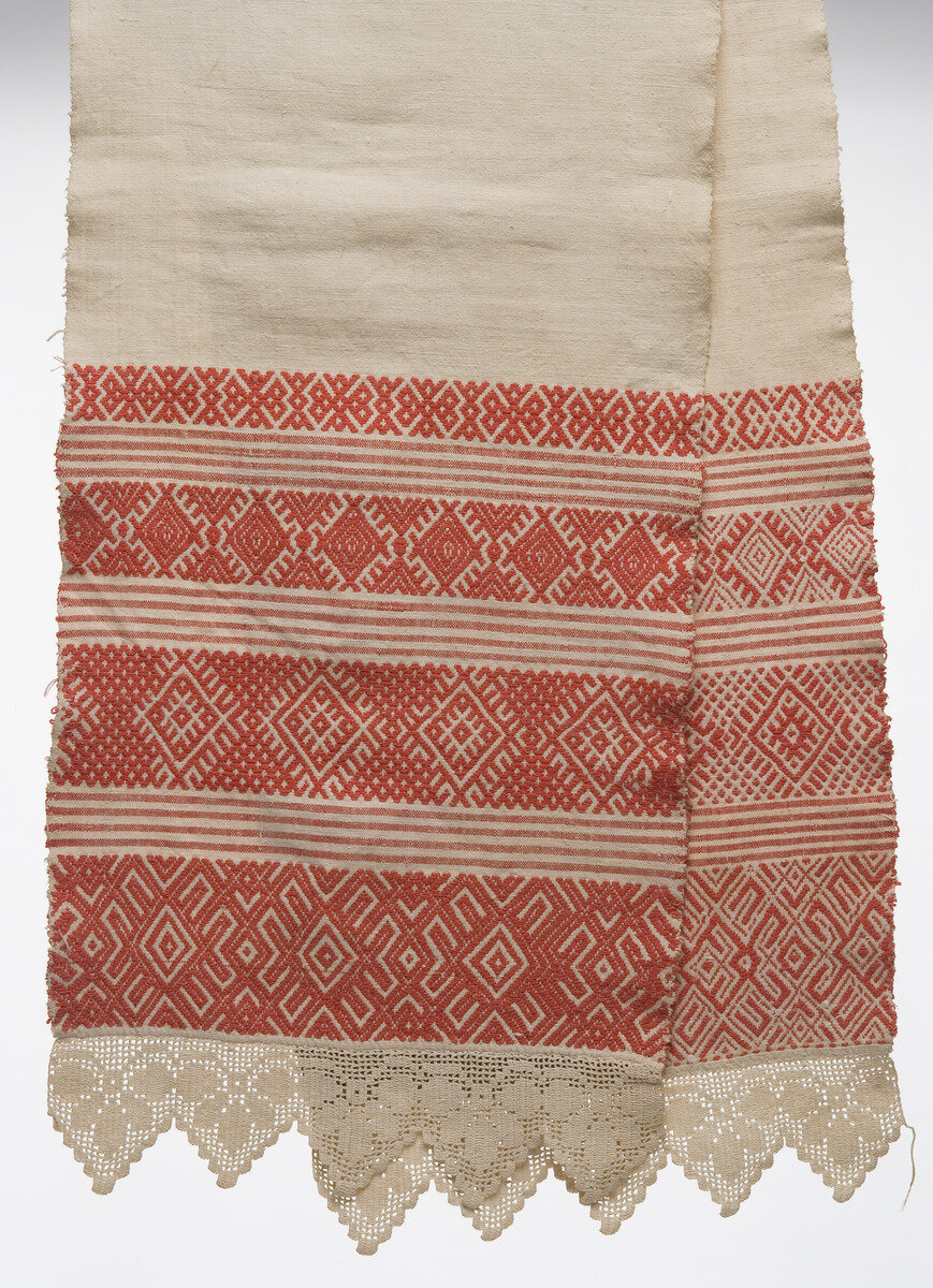 Перевод с финского языка: "Полотенце. Сирелиус, Ю. Т., личный контакт, 1911 г.
внешнее описание:  Полотенце, концы которого украшены плетением и кружевом.

Длинное полотенце изготовлено из льняной ткани, концы украшены. Есть четыре красные полосы, и самая узкая из них находится вверху, а самая широкая - по краю. Узоры представляют собой различные преобразования ромба. Узкие полоски вплетены между красными полосками. Изголовье вязаного кружева с мотивом листьев и фестончатым краем.

Национальный музей Финляндии

Измерения
длина, концы полотенца: 8,0
длина: 203,0 см
длина, концы полотенца/крючок: 35,0 см
ширина: 33,0 см
Время изготовления до 1911 года
Техника: ручная работа
Техника: рукоделие_текстиль/ткачество
концы замка из полотенец: Техника: handicraft_textile
концы замка полотенца/красная комплектация: Техника: craft_textile/ткачество
Техника: рукоделие_текстиль/ткачество
Материал: концы полотенец: ткань/кружево
Материал: ткань
Материал: концы замка полотенца/красная кирка: ткань
Материал: ткань/лен

Россия, Петрогорская; Россия, Архангельская область, р. Пинега, Петрогорская
русские

Использовалось как полотенце в интерьере, как часть обрядовой жизни"
русские
