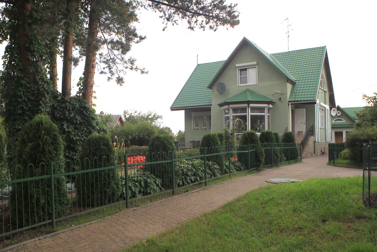 Эдита Пьеха — певица, которую знают на всём постсоветском пространстве, но заслуженный отдых она решила проводить не на тропических курортах, а в своём уютном домике под Петербургом.-5