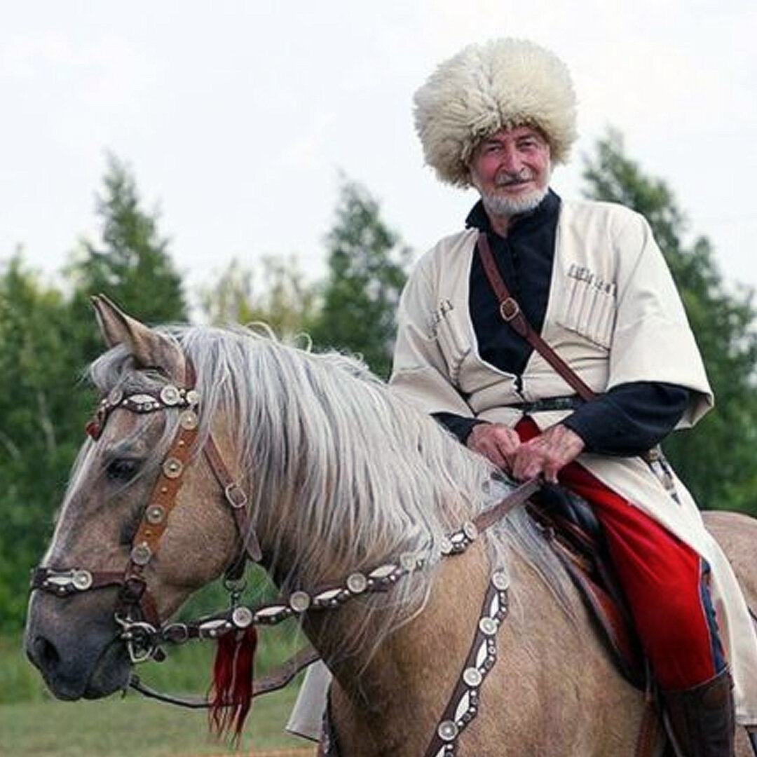 Легендарный Мухтарбек Кантемиров – советский артист цирка, каскадёр и киноактёр,  создатель конного театра и президент Федерации боевого метания.