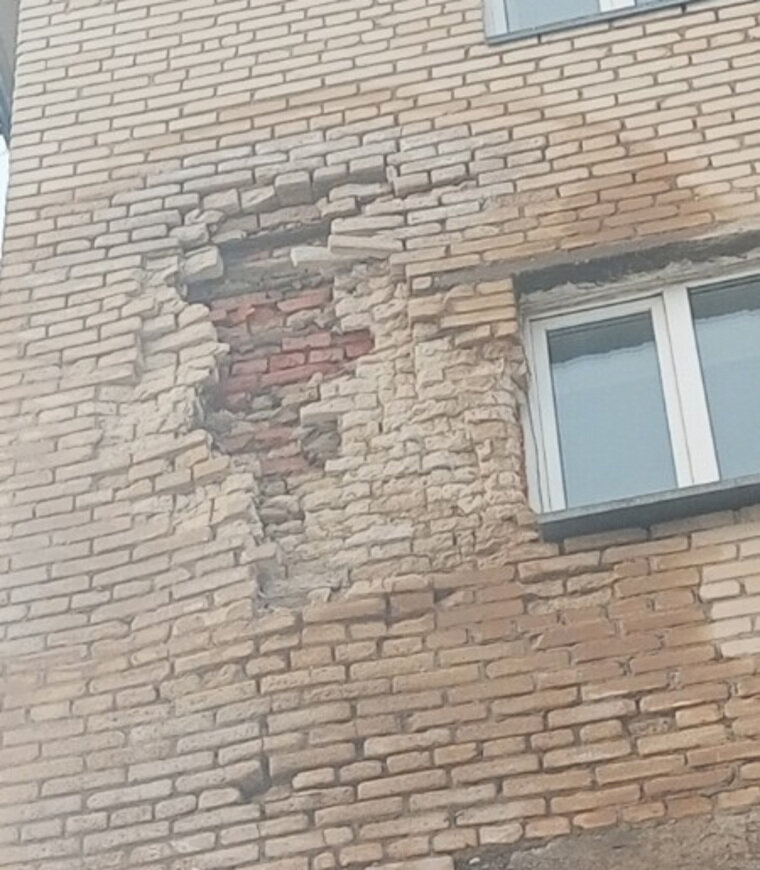    Пятно появилось на четвертом этаже, где, предположительно, хозяева квартиры установили ванную комнату без соответствующего разрешения