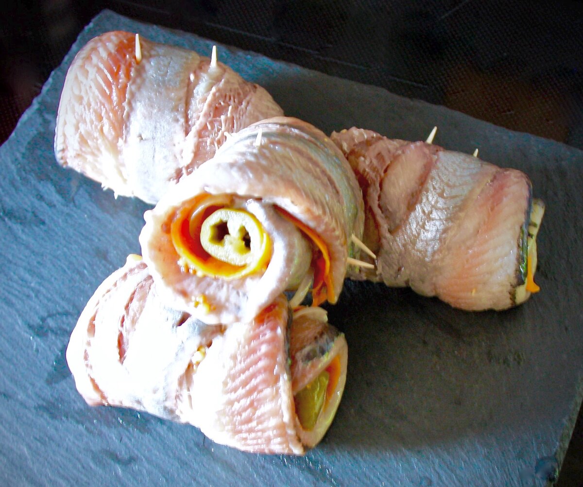 Рольмопсы, рулетики из сельди.