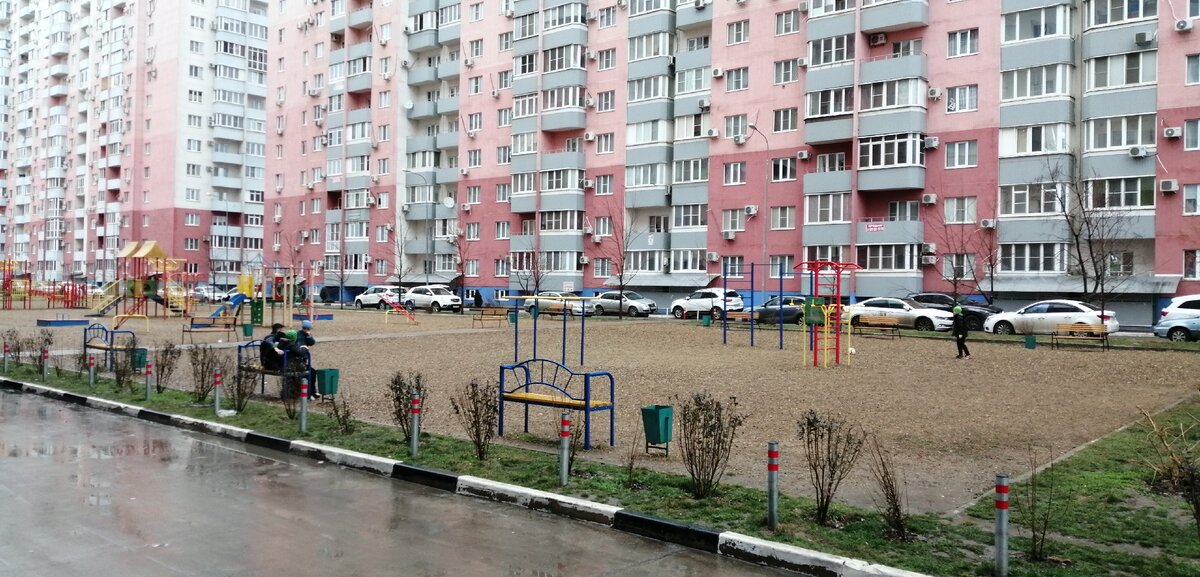 Детская площадка в тени кустарников