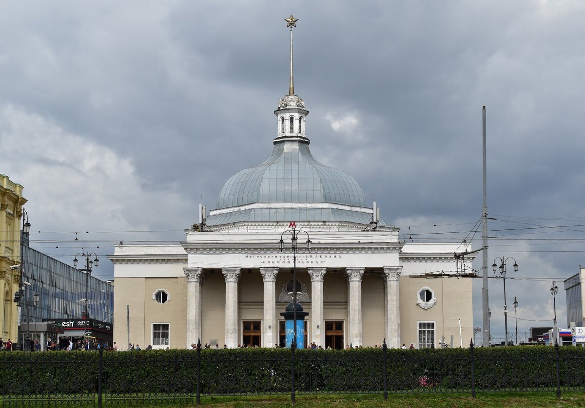Даже наземные вестибюли станций метро того времени по своему внешнему виду зачастую напоминают небольшие дворцы. На фото вестибюль станции Комсомольская, расположенный между Ленинградским и Ярославским вокзалами