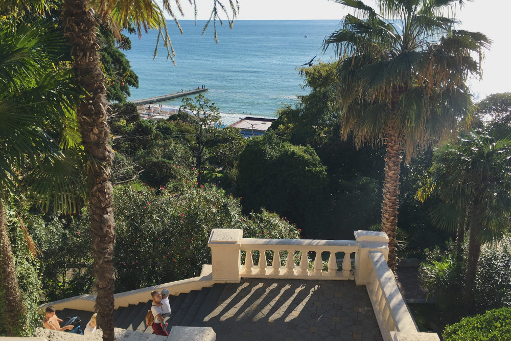 В жару гулять вдоль моря приятней не по набережной, а в Приморском парке над ней. И виды отсюда лучше