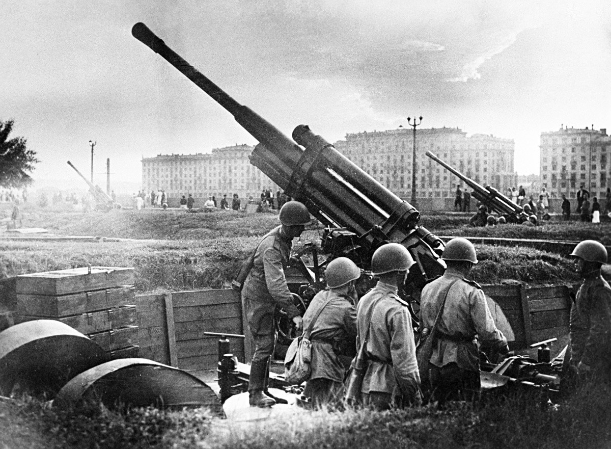 Советские солдаты в окопах, при обороне Москвы 