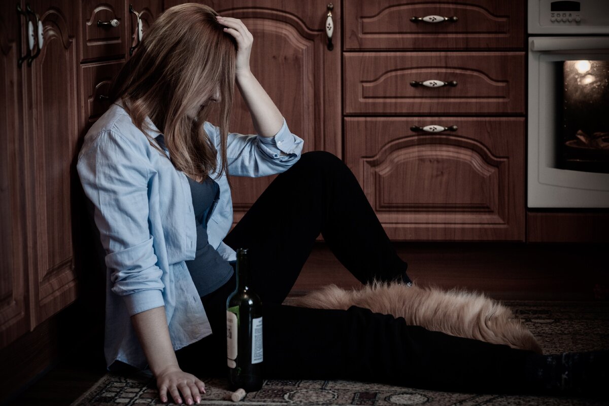 На следующий день наступает похмелье – состояние алкогольной интоксикации, которое сопровождается тошнотой. Она как раз спровоцирована действием ацетальдегида.