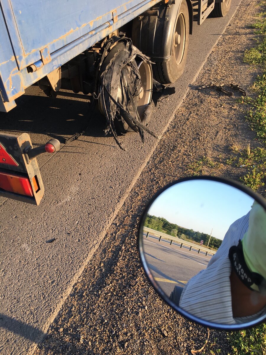 Разорвано в клочья покрышки с камерами и линия на асфальте