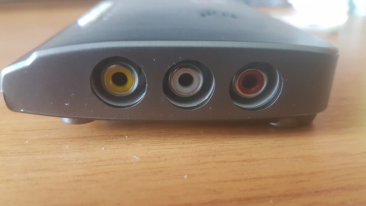 Приставка для приёма цифрового вещания с правого бока