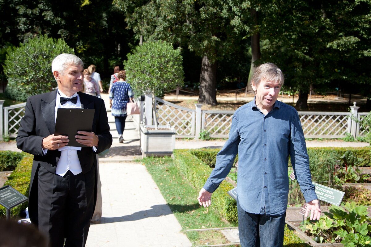 Фото: Алексей Ретеюм, директор Аптекарского Огорода ( справа) приветствует детей и родителей; фото: Владимир Тихомиров