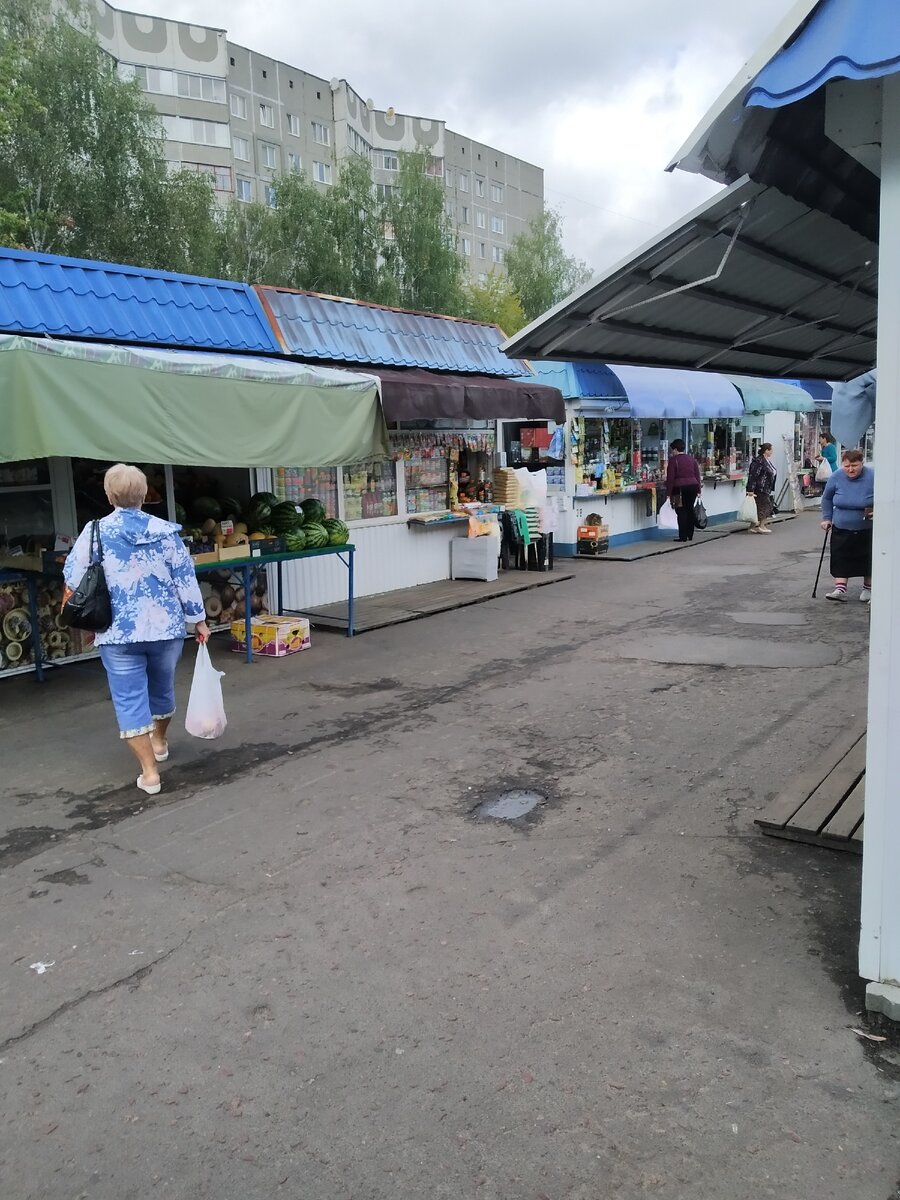 Рынок в будний день.