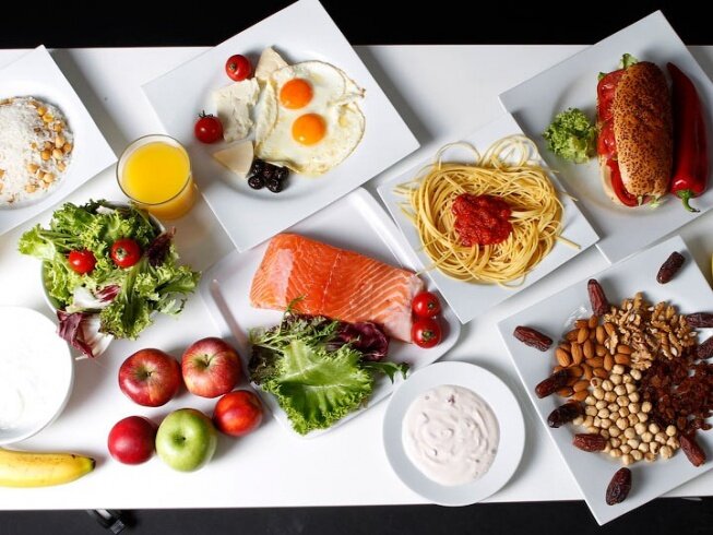 Первый день

Завтрак: овсянка на воде c орехами, яблоками и грушами (по желанию можешь добавить любые другие фрукты).

Второй завтрак: йогурт.

Обед: рыбный суп. 

Полдник: фрукты.

Ужин: запеченное куриное филе, салат из овощей, немного бурого риса. 

  Второй день

Завтрак: омлет с сыром и зеленью.

Второй завтрак: молочный коктейль с бананом. 

Обед: говядина с гречкой.

Полдник: творог с фруктами.

Ужин: тушенная рыба с салатом (можно немного гарнира: перловка, пшенная каша).

Третий день

Завтрак: горячие бутерброды с сыром, помидорами и салатом (сделаны на черном хлебе) — 2 шт. 

Второй завтрак: салат из помидоров и Феты. 

Обед: паста с мясом и овощами (с оливковым маслом. Сорт мяса выбирай по вкусу. Главное, оно должно быть постным).

Полдник: фрукты.

Ужин: курица со спаржей (обжарить курицу со спаржей).

Четвертый день

Завтрак: оладьи из серой муки с фруктами — 3 шт.

Полдник: кефир.

Обед: рис с курицей и овощами (курицу и овощи тушить в сковороде).

Полдник: фрукты с творогом.

Ужин: омлет с сыром и грибами

Пятый день

Завтрак: рис с изюмом.

Второй завтрак: сэндвич с сыром, салатом и помидором (на черном или сером хлебе). 

Обед: запеченный картофель

Полдник: йогурт и фрукты.

Ужин: кролик в сметане, салат из овощей, заправленных оливковым маслом.