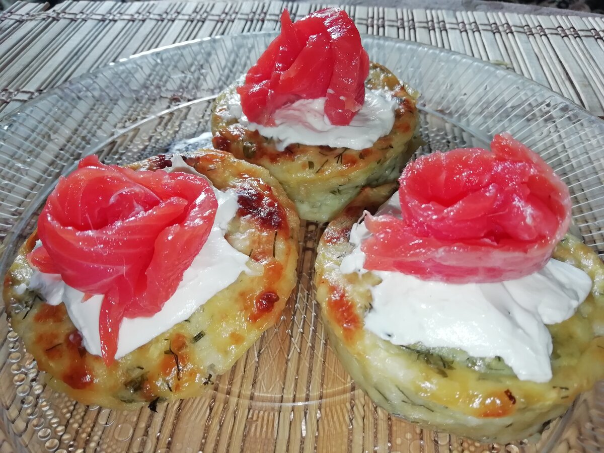 Сырно-кабачковые кексы с красной рыбой. 