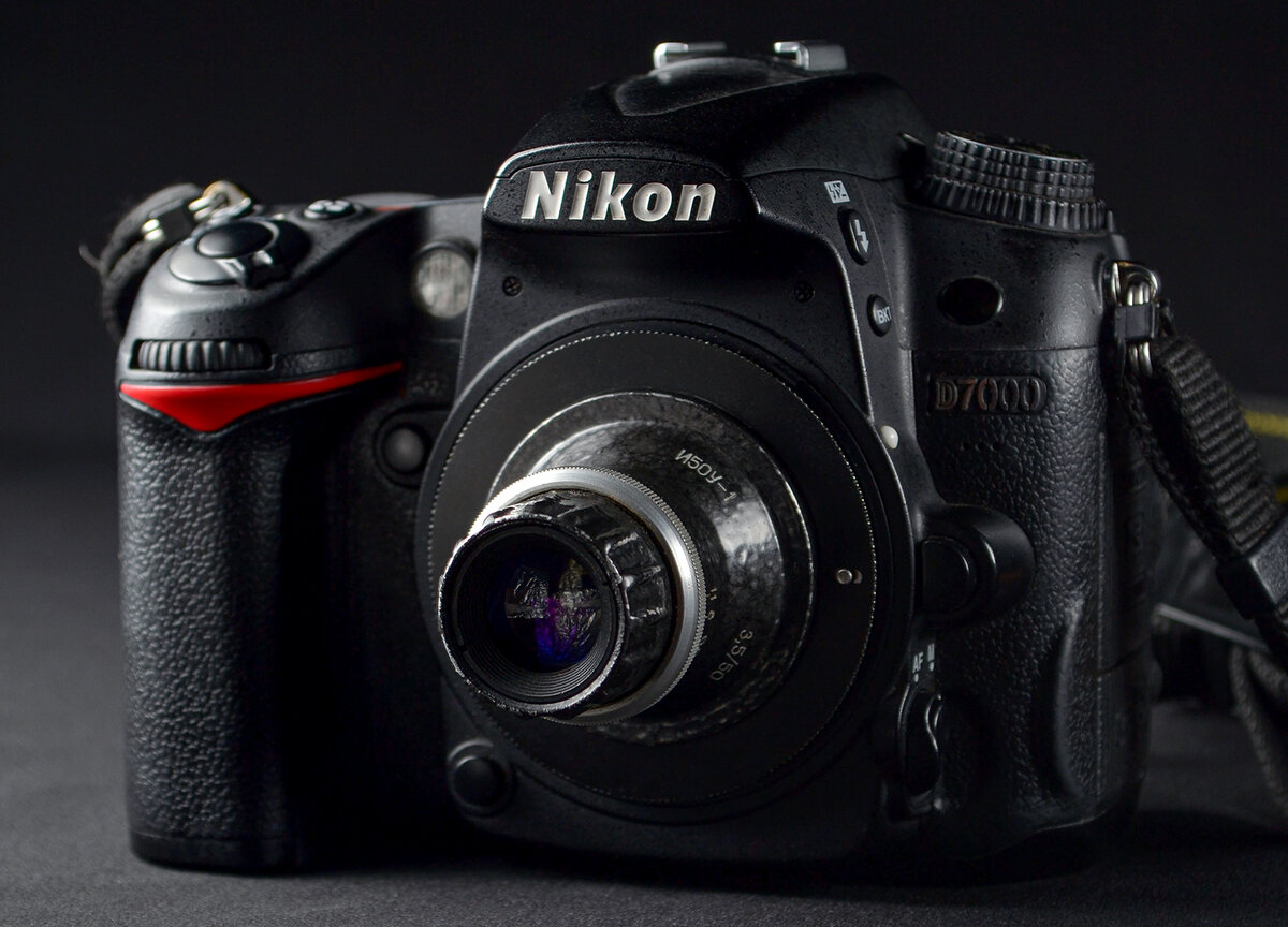 На Nikon D7000 смотрится ещё более странно)