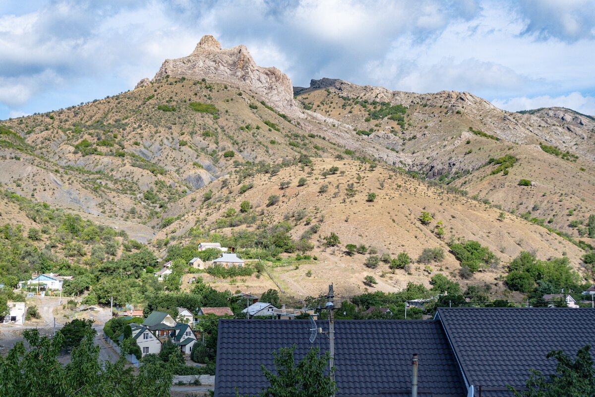 2. Центральная часть массива. Хорошо заметна скала Свидание. Она закрывает главную вершину, которую не видно из центральной части Зеленогорья.