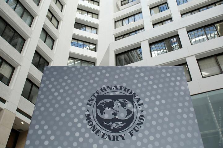 Власти Беларуси не смогли договориться с Международным валютным фондом (МВФ) о предоставлении стране финансовой поддержки в связи с ухудшением глобальной экономической ситуации и пандемией нового коронавируса. Об этом сообщил в четверг официальный представитель МВФ Джерри Райс на регулярном брифинге для журналистов, сообщает ТАСС.
«В марте Беларусь обратилась к фонду, чтобы обсудить возможное предоставление экстренной помощи, но соглашение достигнуто не было. Мы не нашли способов преодолеть существенные разногласия в отношении надлежащих мер реагирования на нынешние трудности», — отметил представитель фонда.Он пояснил, что речь шла об инструменте для ускоренного финансирования, в рамках которого МВФ оказывает помощь пострадавшим от последствий пандемии странам. «Данный [финансовый] механизм не содержит каких-либо жестких условий <…>, но [для его использования] необходимы гарантии прозрачности и принятия надлежащих политических мер, чтобы обеспечить использование средств на борьбу с пандемией и содействие экономической стабильности», — пояснил Райс.Под гарантиями, по его словам, подразумевались «меры по сдерживанию пандемии в соответствии с рекомендациями ВОЗ, что является стандартной процедурой [МВФ] для всех стран», которые хотят получить помощь.В марте правительство и Национальный банк Беларуси обсуждали с МВФ выделение финансовой поддержки в размере до 940 млн долларов в связи с последствиями пандемии.В июне Александр Лукашенко заявил, что МВФ продолжает требовать от Беларуси ввести «карантин, изоляцию, комендантский час» для получения кредита. Он подчеркнул, что для страны неприемлемы навязываемые ей при кредитовании дополнительные условия, которые не касаются финансовой части.— Появляются требования: вы, мол, в борьбе с коронавирусом в Беларуси делайте, как в Италии. Я не хочу, чтобы, не дай бог, в Беларуси повторилось, как в Италии. У нас своя страна и своя ситуация, — сказал Лукашенко.