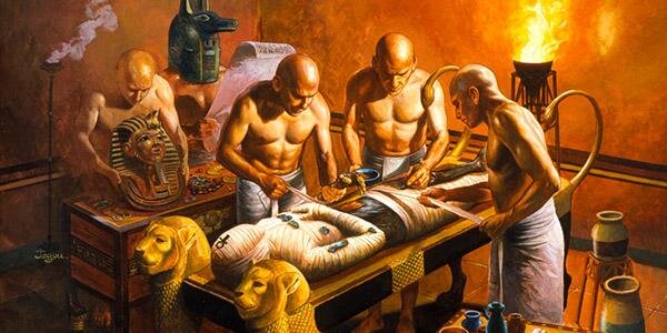 процесс бальзамирования. Источник изображения https://vneklas-chas.ru