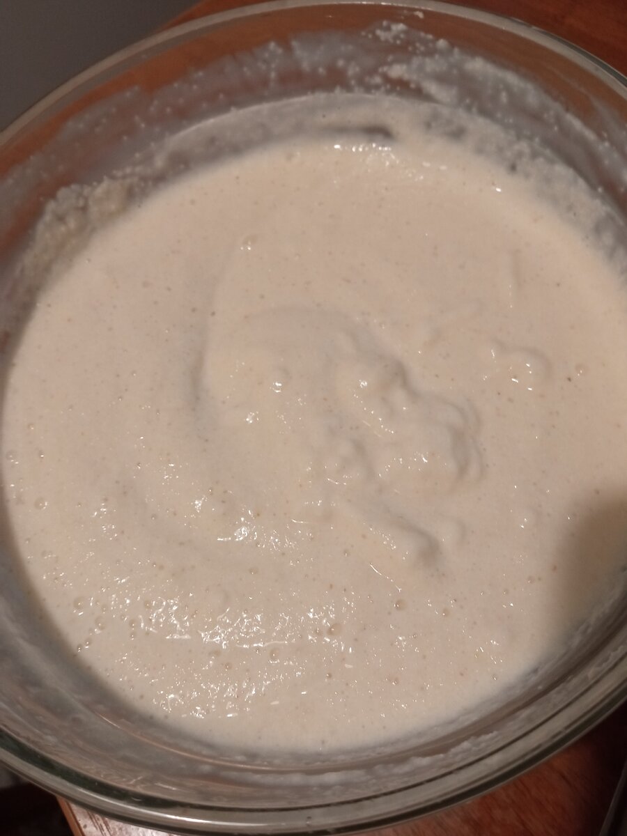 Смешиваем кефир и манку и оставить набухаться