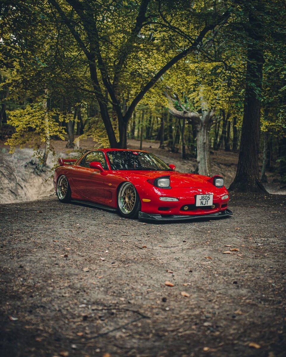 Моды и доработки:

Оптика: обязательна установка оригинальных фар/фонарей от японских версий — они обычно отличаются дополнительными приливами на корпусе оптики, цветом рассеивателей (минимум жёлтого в пользу белого и красного) и внутренностей блоков оптики. Также встречается замена ламп головного цвета на жёлтые или покрытие головной оптики плёнкой того же цвета цвета. Популярны и янтарно-жёлтые противотуманки, особенно на автомобилях 80-х — 90-х.