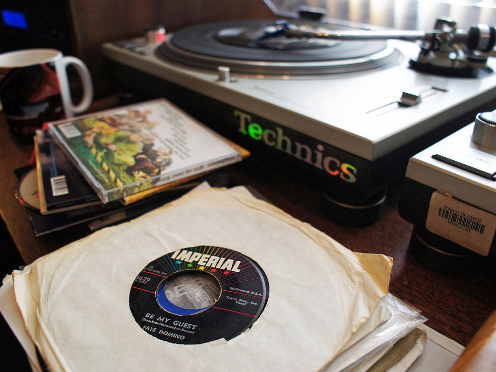 В эфирной студии радиостанции WWOZ, Новый Орлеан