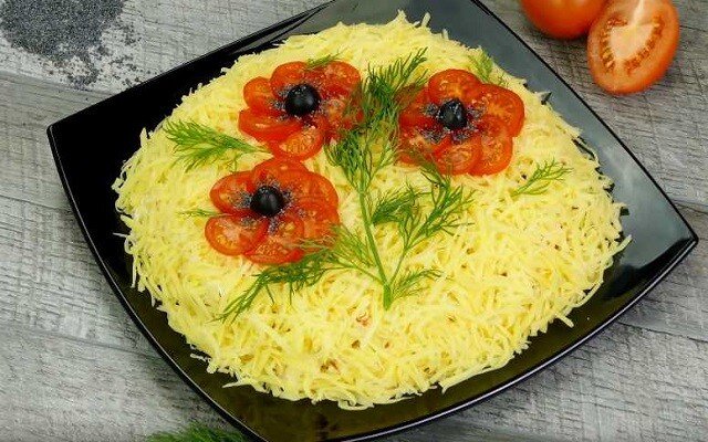 300 грамм отварной куриной грудки; 3 средних томата;
баночка маринованных шампиньонов (желательно резаных);
200 грамм сыра;
немного зеленого лучка;
5 томатов-черри для украшения;
пару целых веточек укропа;
2 маслины;
майонез;
чайная ложка семян мака.