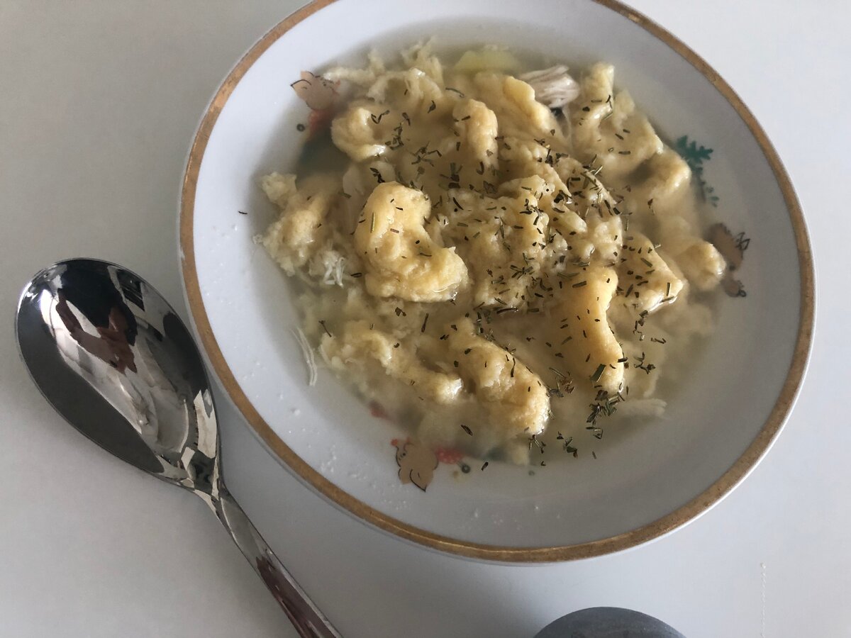 Берите ложку и наслаждайтесь куриным супом с клецками.