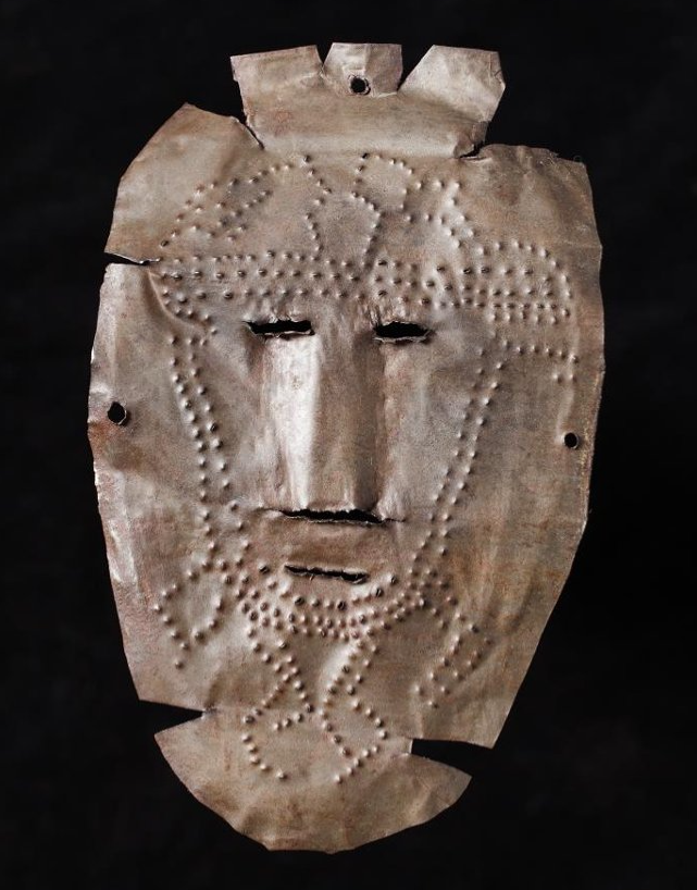 К сожалению, точное место происхождения предметов неизвестно, а потому сложно сказать, какому народу Сибири принадлежали маски. Исследователи полагают, что эти маски использовали шаманы. О том, кто такие шаманы, почему они появились на территории Сибири и зачем им были нужны маски, и пойдёт речь далее.